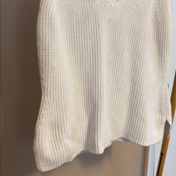 Tommy Bahama Cream Knit V-Neck Top (L) - Picture 3 of 4